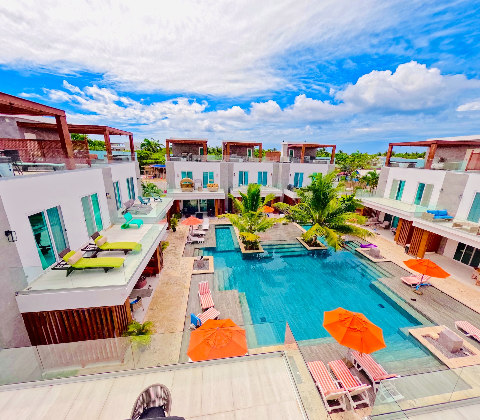 Ocean One pool courtyard in West Bay Roatan