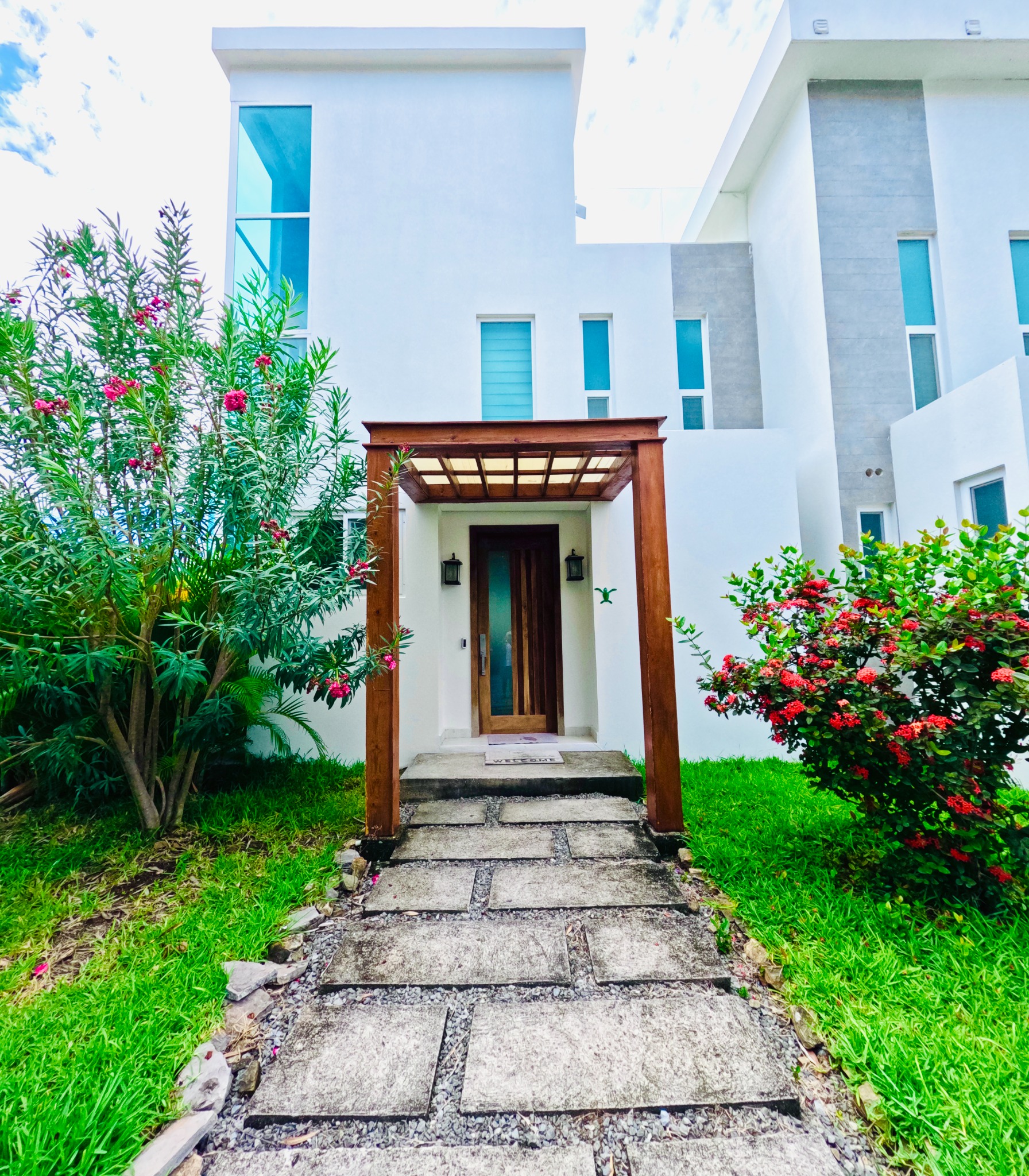 Sea Turtle Villa exterior in West Bay Roatan